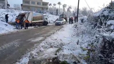 Bartın’da, belediyeye ait bir çöp kamyonu karla kaplı yolda kayarak