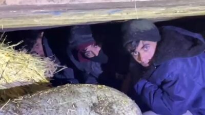 Kars’ta saman yüklü bir kamyonetin kasasına gizlenmiş 3 Afganistan vatandaşı