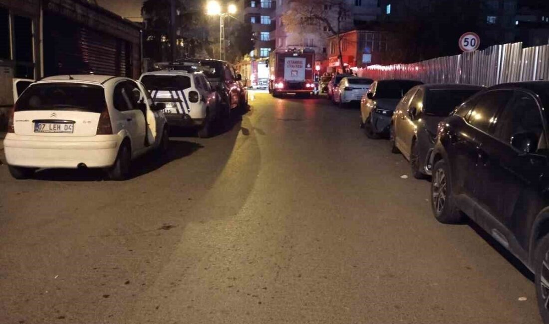 Kartal ilçesinde, 5 katlı bir binanın çatısında çıkan yangın itfaiye