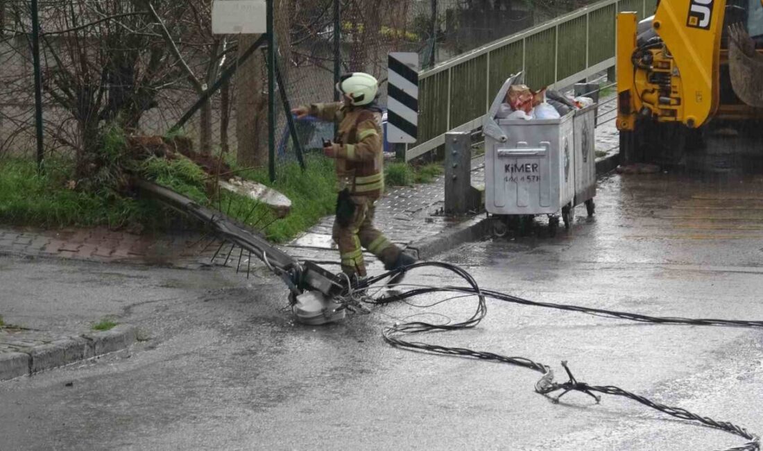 Kum boşaltma operasyonu sırasında Kartal Yakacık’ta elektrik tellerine takılan bir