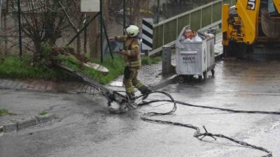 Kum boşaltma operasyonu sırasında Kartal Yakacık’ta elektrik tellerine takılan bir