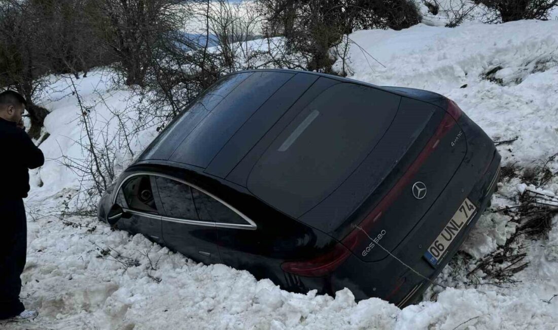 Bolu’nun Kartalkaya bölgesinde, lüks bir otomobil kontrolden çıkarak kar birikintisine
