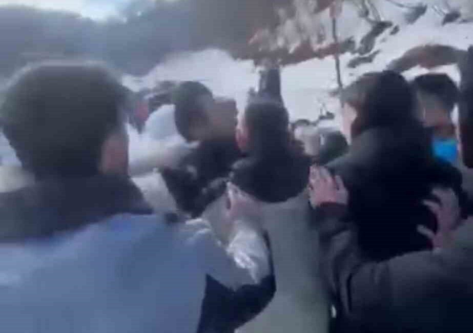 Kocaeli’nin turistik beldesi Kartepe’de ATV turu düzenleyen kişiler, yaşanan bir