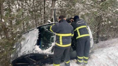 Kastamonu’da meydana gelen bir trafik kazasında otomobilin şarampole yuvarlanması sonucunda