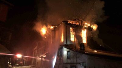 Kastamonu’nun restorasyon çalışmaları devam eden tarihi üç katlı konağı, çıkan