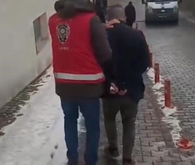 Kayseri’de polis ekipleri, çeşitli suçlardan toplamda 54 yıl 4 ay