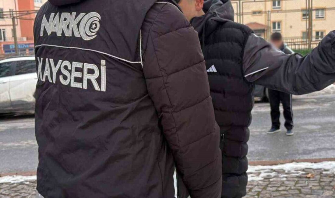 Kayseri’de, polis ekipleri tarafından okul çevresinde okulla herhangi bir ilgisi