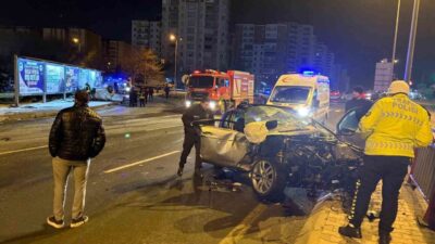 Melikgazi ilçesinde bir kavşakta meydana gelen trafik kazasında, çarpışan otomobillerden