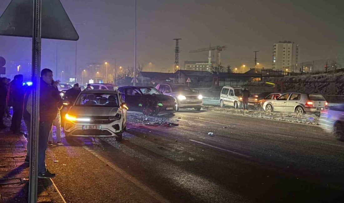 Melikgazi ilçesinde bir otomobilin aydınlatma direğine çarpmasıyla başlayan zincirleme trafik