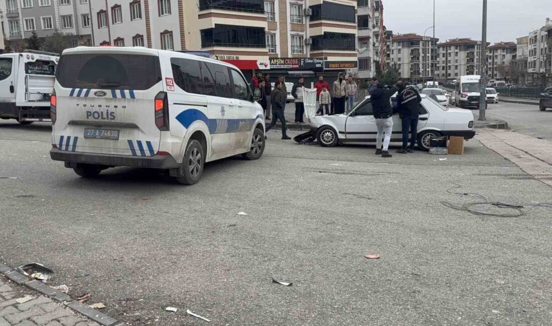 Gaziantep’te, Karacaahmet Mahallesi 20. caddede meydana gelen trafik kazasında, kavşakta