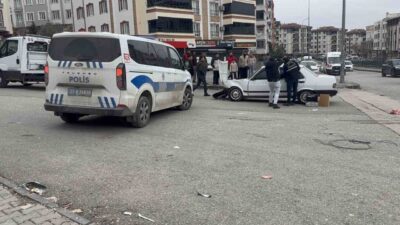 Gaziantep’te, Karacaahmet Mahallesi 20. caddede meydana gelen trafik kazasında, kavşakta