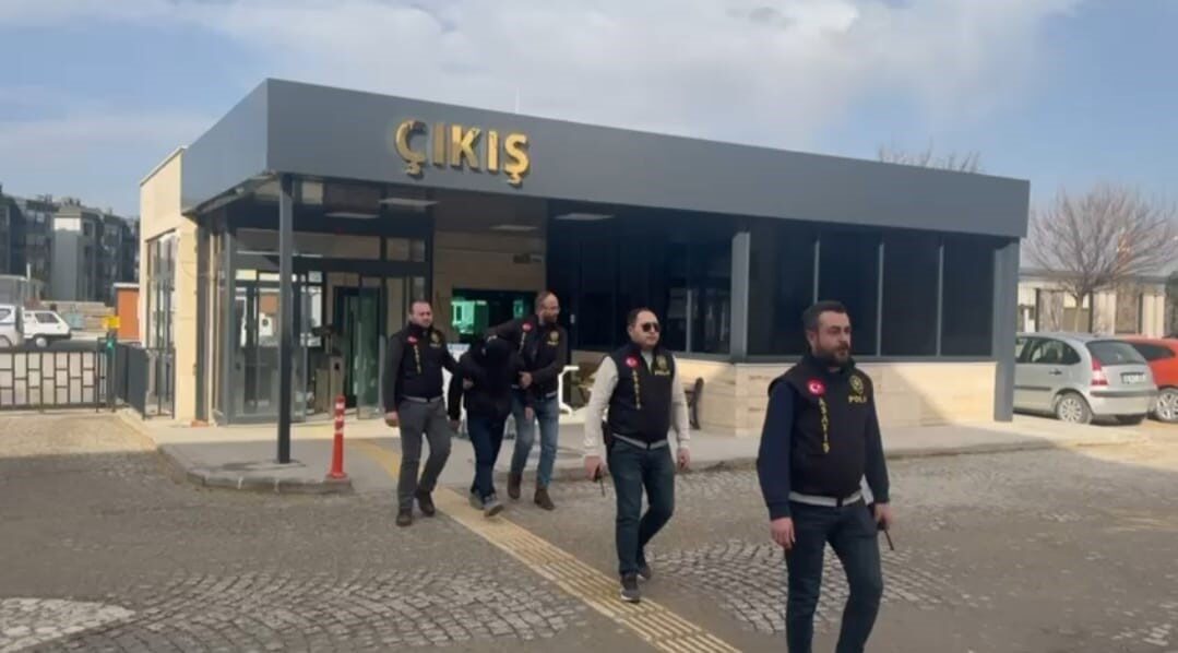 Afyonkarahisar’da kamyonet hırsızlığına ilişkin polis ekiplerinin yürüttüğü detaylı kamera incelemesi