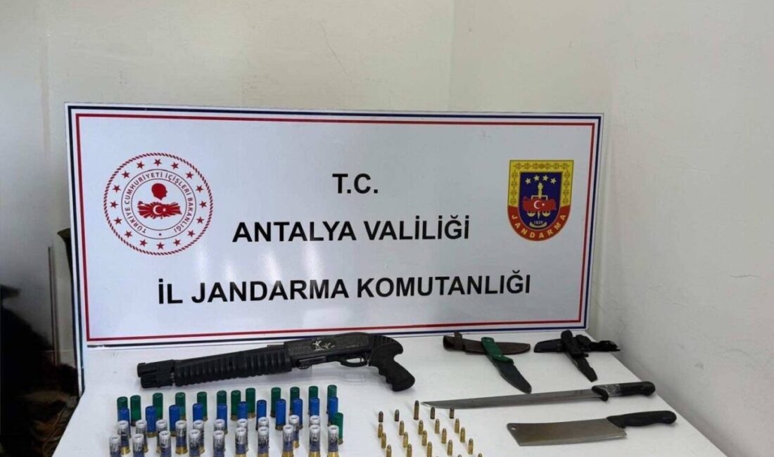Kepez ilçesinde jandarma tarafından gerçekleştirilen operasyonda ruhsatsız av tüfeği, fişekler