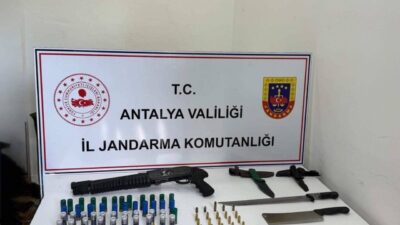 Kepez ilçesinde jandarma tarafından gerçekleştirilen operasyonda ruhsatsız av tüfeği, fişekler