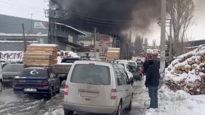 Erzurum’da bir kereste fabrikasında patlamanın ve yangının meydana geldiği bildirildi.