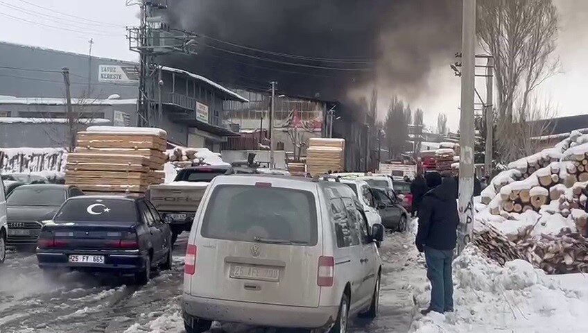 Erzurum’da bir kereste fabrikasında patlamanın ve yangının meydana geldiği bildirildi.