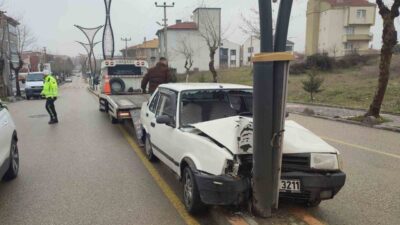 Keşan ilçesinde meydana gelen trafik kazasında, önce refüjdeki beton çiçekliği