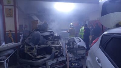 Hatay’da Kırıkhan ilçesinde bulunan bir araç tamirhanesinde çıkan yangın, itfaiye