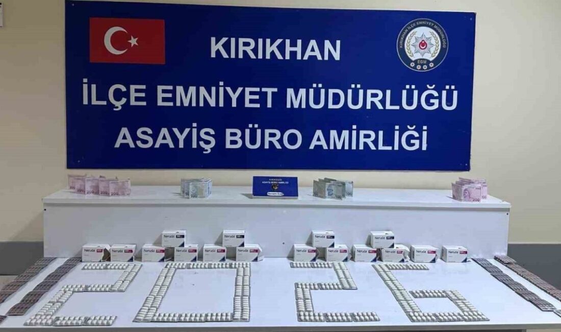 Hatay’ın Kırıkhan ilçesinde gerçekleştirilen bir ikamet aramasında, 811 adet uyuşturucu