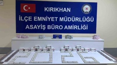 Hatay’ın Kırıkhan ilçesinde gerçekleştirilen bir ikamet aramasında, 811 adet uyuşturucu