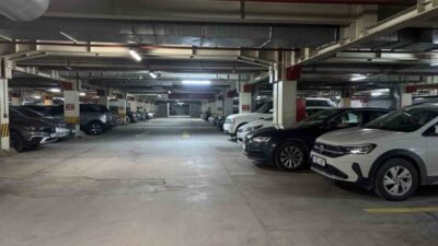 İzmit ilçesindeki bir alışveriş merkezinin otoparkında çıkan kavgada arkadaşını bıçaklayarak
