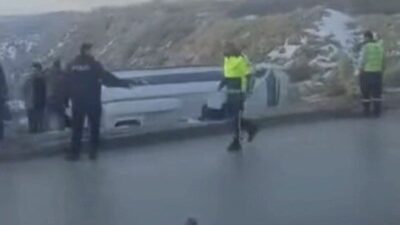 Gaziantep’te, gizli buzlanma sebebiyle kayganlaşan yolda kontrolü kaybeden işçi servisi,
