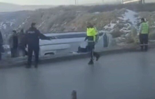 Gaziantep’te, gizli buzlanma sebebiyle kayganlaşan yolda kontrolü kaybeden işçi servisi,