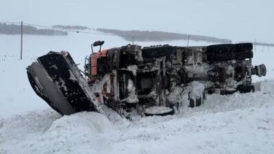 Ardahan’da devam eden karla mücadele çalışmaları sırasında bir kar küreme