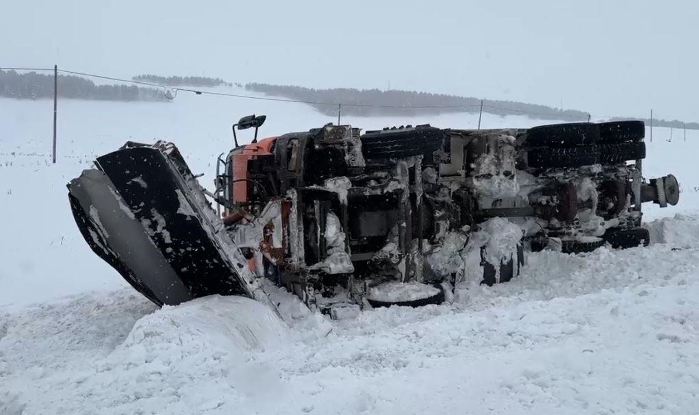 Ardahan’da devam eden karla mücadele çalışmaları sırasında bir kar küreme