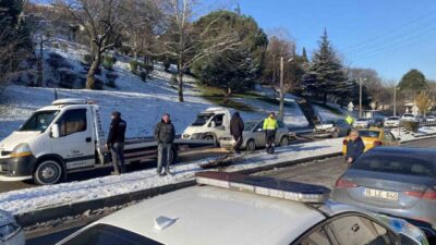 Bursa’da buzlanma sebebiyle meydana gelen trafik kazasında, bir aracın kayarak
