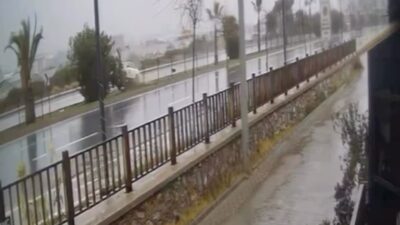 Alanya ilçesinde, yağmur nedeniyle kayganlaşan yolda meydana gelen bir trafik