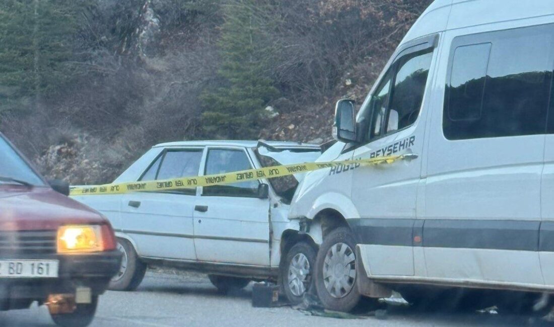Beyşehir ilçesinde meydana gelen trafik kazasında otomobil ile yolcu minibüsü