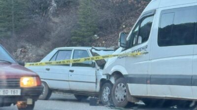 Beyşehir ilçesinde meydana gelen trafik kazasında otomobil ile yolcu minibüsü