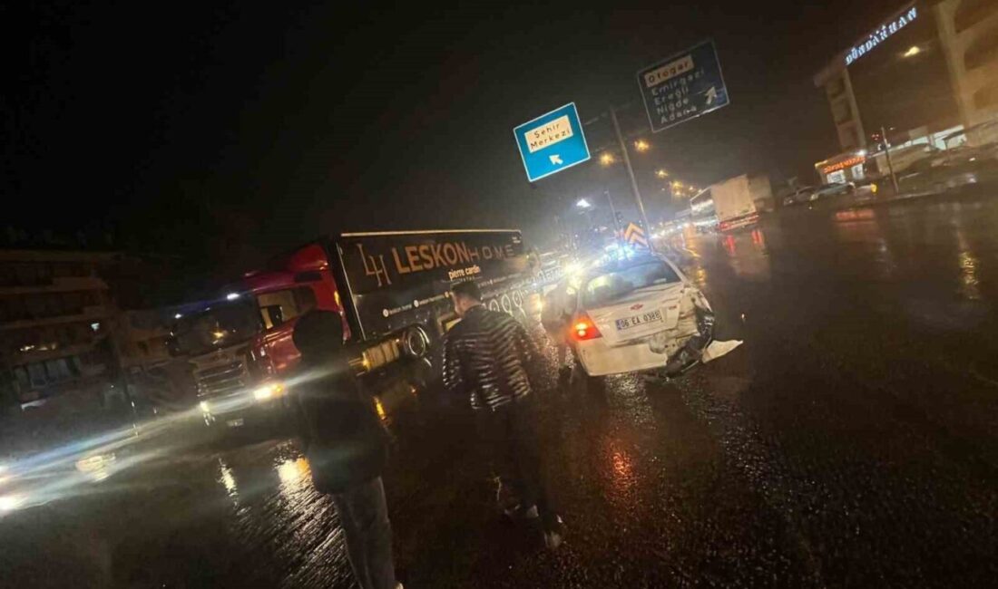 Konya’nın Karapınar ilçesinde ışıklı kavşakta meydana gelen kazada bir tırın