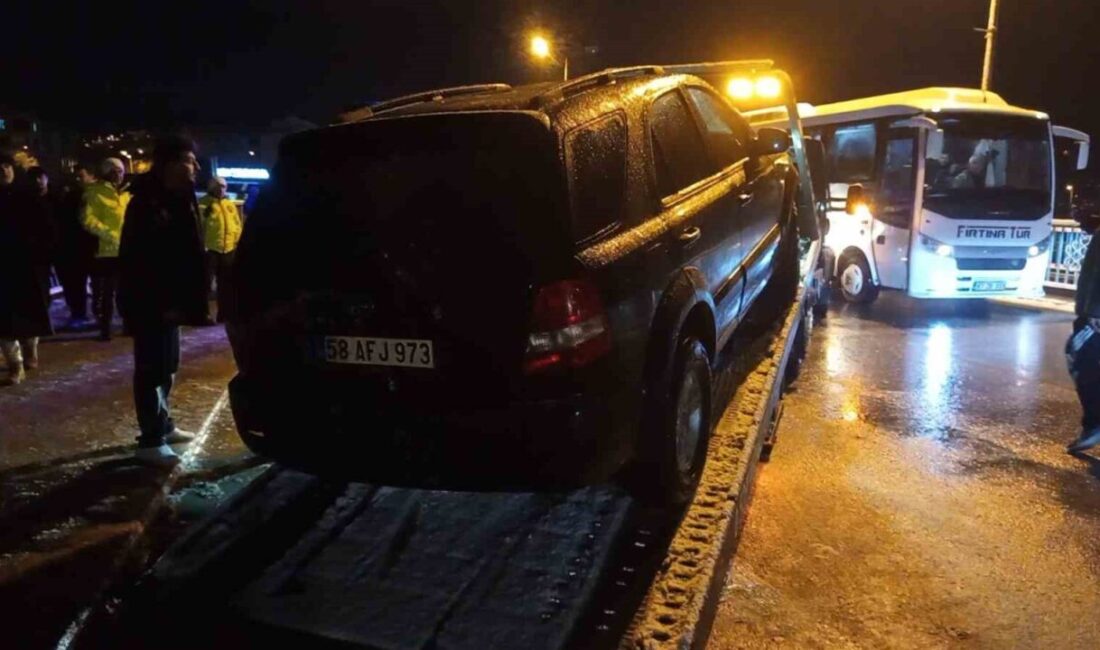 Çaycuma ilçesinde bir cip korkuluklarda asılı kalarak Filyos Çayı’na düşmekten