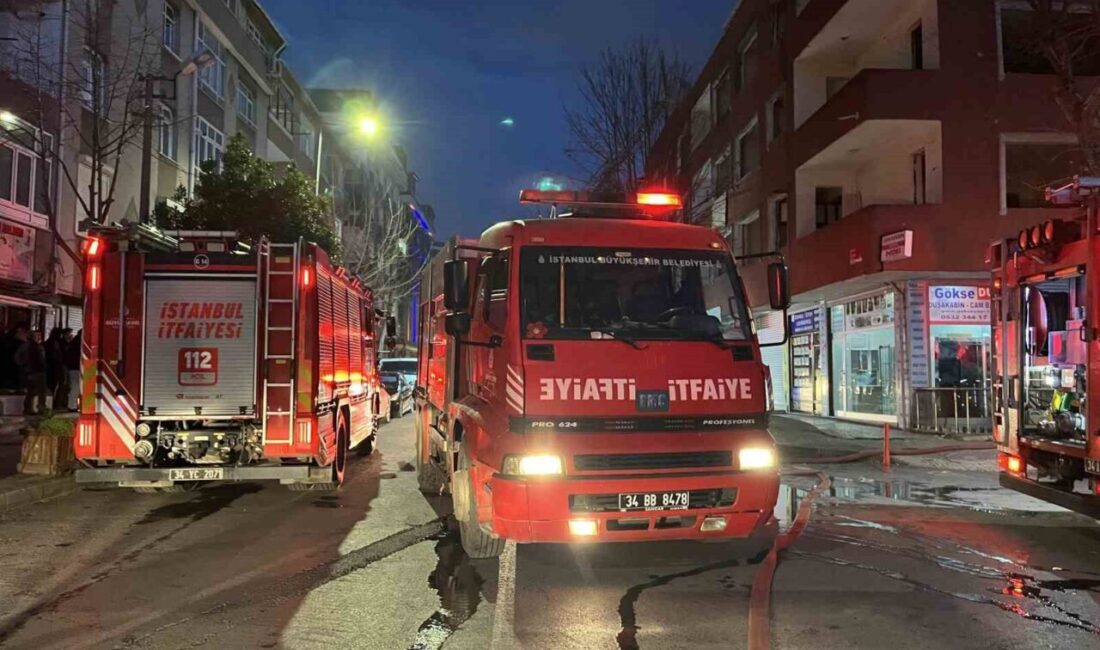 Küçükçekmece’de, kentsel dönüşüm sürecinde boşaltılan üç katlı bir binanın çatısında