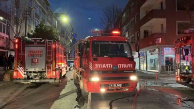 Küçükçekmece’de, kentsel dönüşüm sürecinde boşaltılan üç katlı bir binanın çatısında