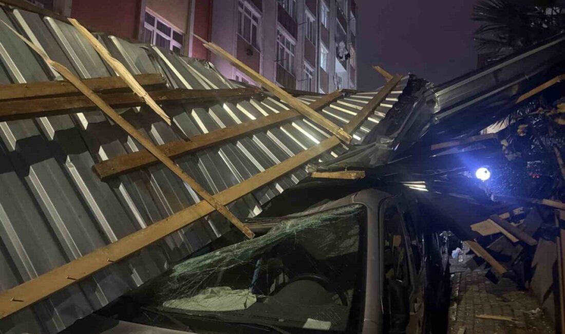 Küçükçekmece’de etkili olan güçlü rüzgar, 5 katlı bir binanın çatısını
