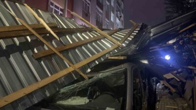 Küçükçekmece’de etkili olan güçlü rüzgar, 5 katlı bir binanın çatısını