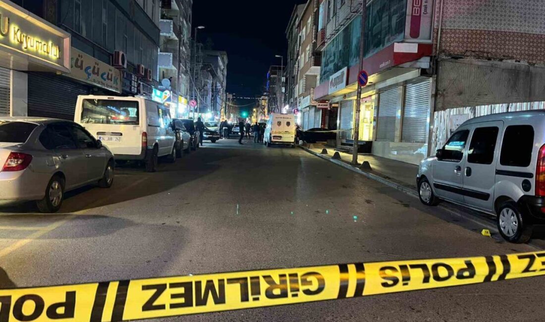 İstanbul’un Küçükçekmece ilçesinde gerçekleşen silahlı saldırı sonucu 3 kişi yaralandı.