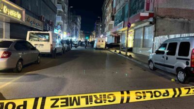 İstanbul’un Küçükçekmece ilçesinde gerçekleşen silahlı saldırı sonucu 3 kişi yaralandı.