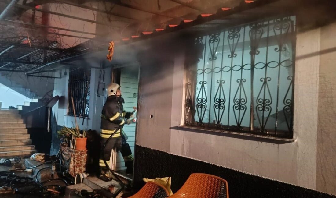Hatay’da Gökçeoğlu Mahallesi’nde bir müstakil evde çıkan yangın, itfaiye ekipleri