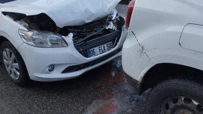Siirt’in Kurtalan ilçesinde meydana gelen trafik kazasında, iki otomobil çarpıştı