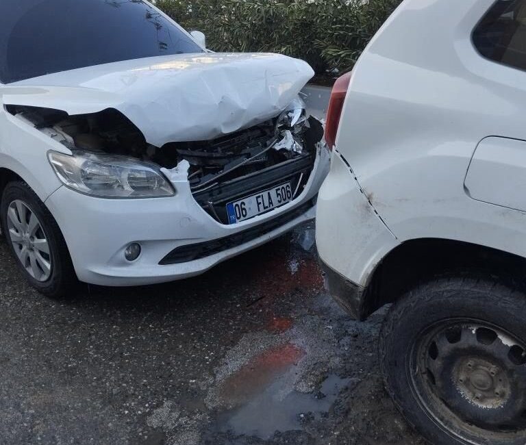 Siirt’in Kurtalan ilçesinde meydana gelen trafik kazasında, iki otomobil çarpıştı