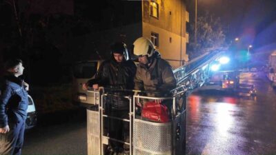 İstanbul’un Sancaktepe ilçesinde, kuş beslemek amacıyla çıktıkları 4 katlı bir