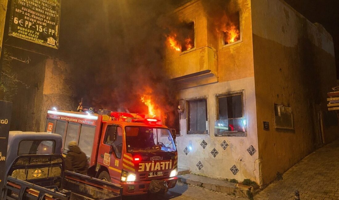 Kuşadası ilçesinde bulunan bir metruk binada çıkan yangın, itfaiye ekiplerinin