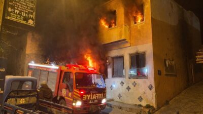 Kuşadası ilçesinde bulunan bir metruk binada çıkan yangın, itfaiye ekiplerinin