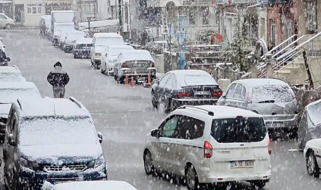 Kütahya şehir merkezinde etkili olan yoğun kar yağışı, kenti hızla