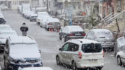 Kütahya şehir merkezinde etkili olan yoğun kar yağışı, kenti hızla