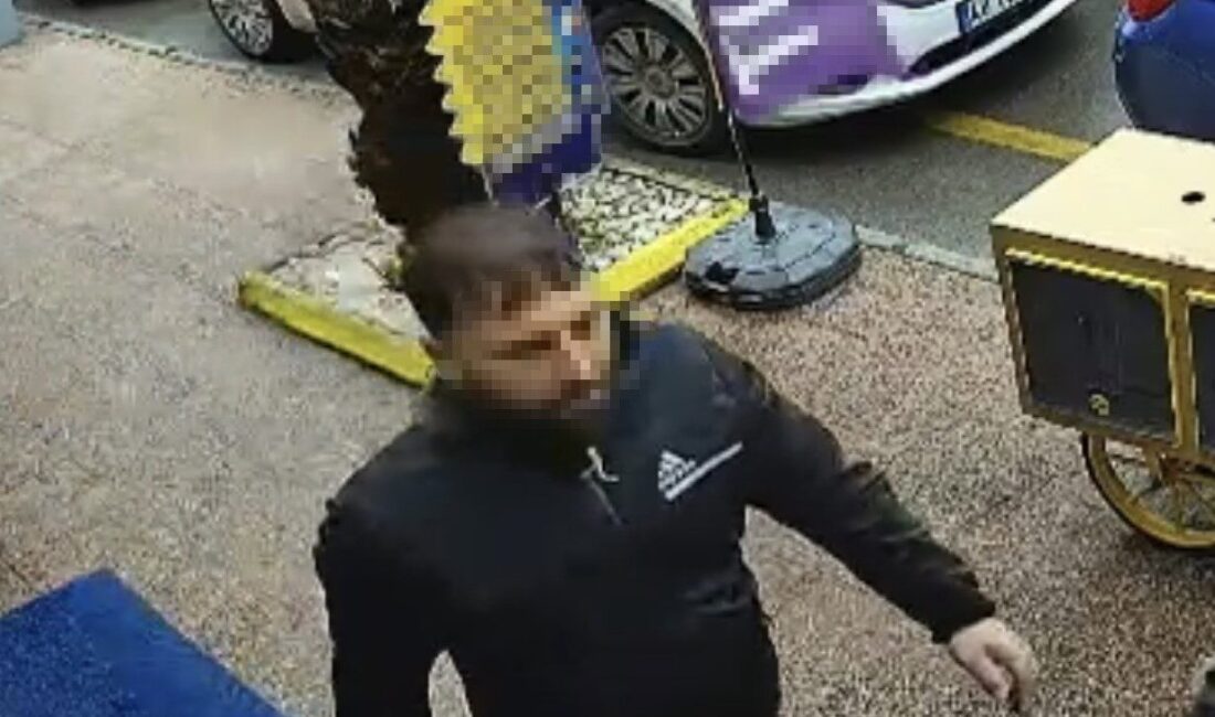 Tarsus ilçesindeki bir kuyumcudan iddiaya göre silahla 100 gram altın